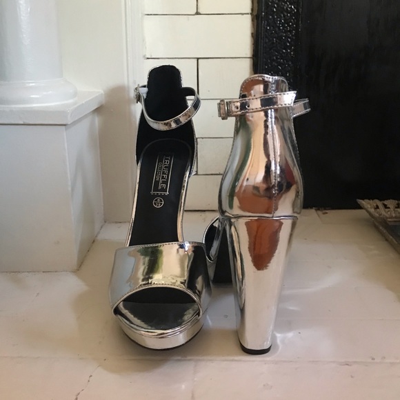 Metallic disco vibes heels 🕺🏼✨ SIZE 8 - Picture 2 of 2